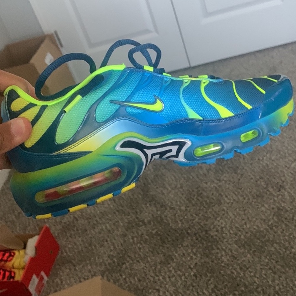Air Max Plus - Picture 2 of 2